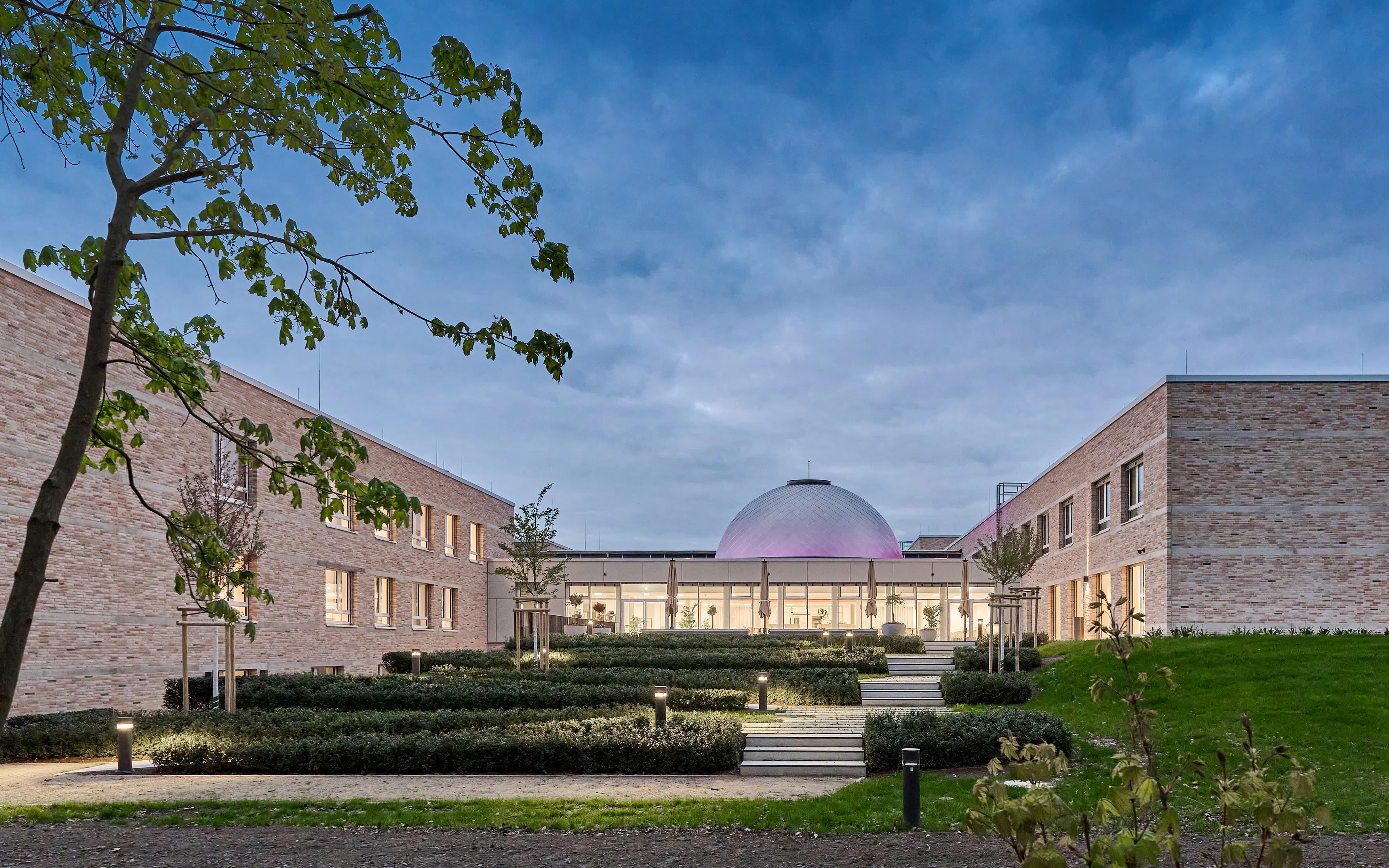 Blick auf die Terrasse und den Speisesaal