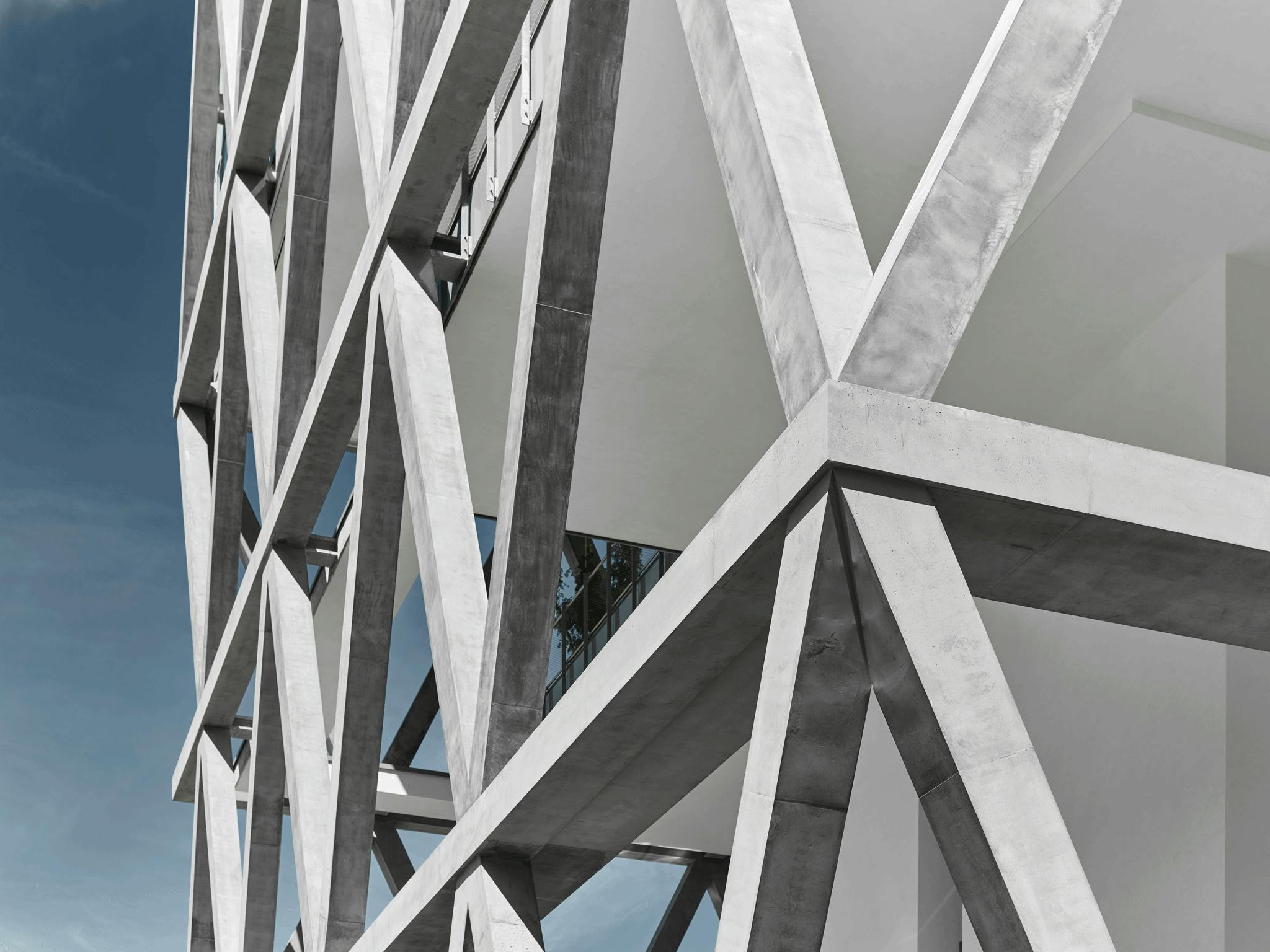Ein Hybrid aus Stahlbeton und eingegossener Stahlkonstruktion trägt an den Knotenpunkten das gesamte Gebäude.