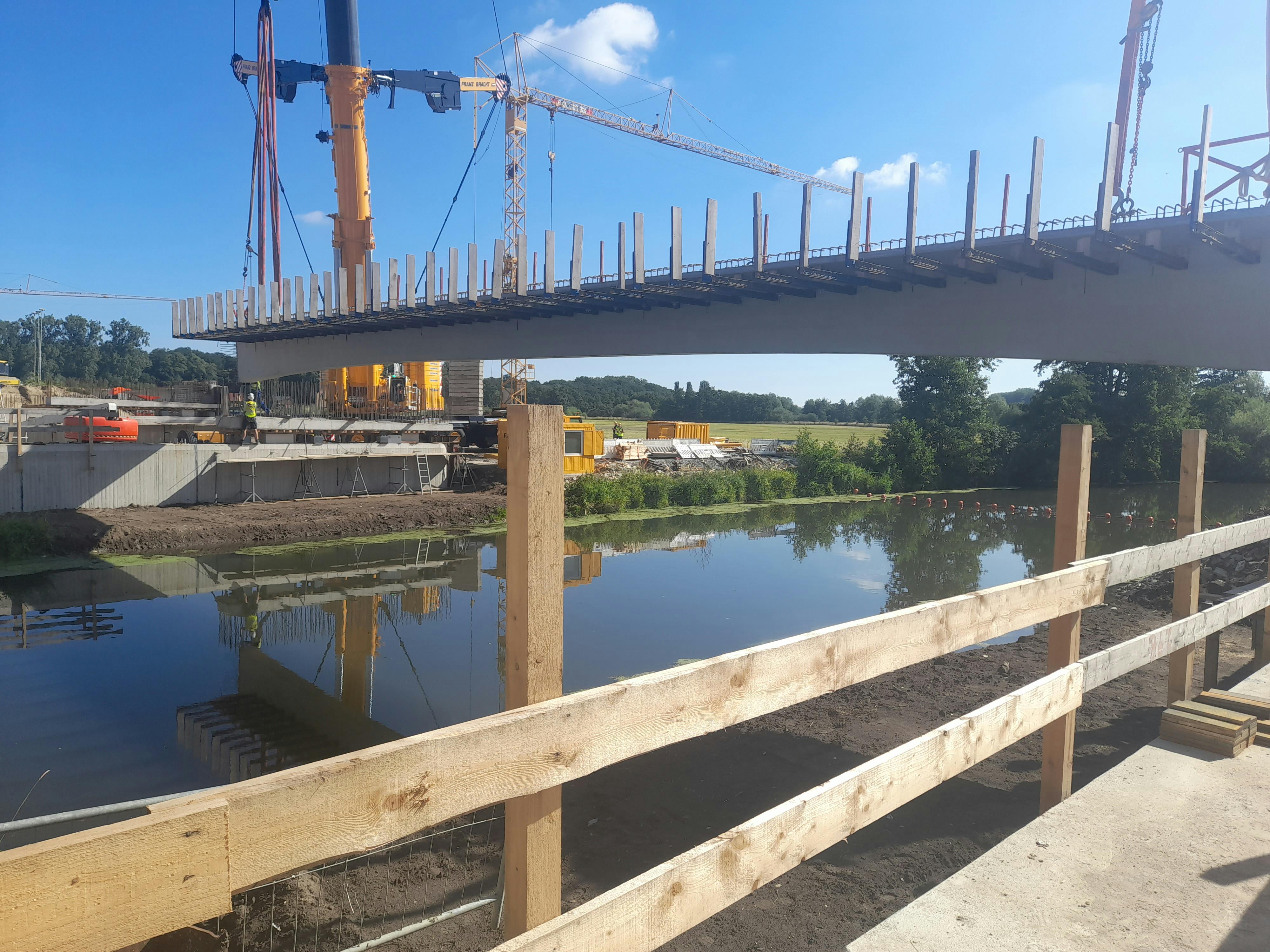 Einbau eines Fertigbauteils der neuen Lippebrücke