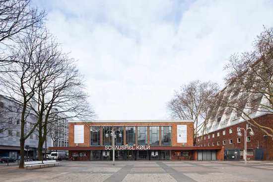 Offenbachplatz mit Blick auf das Schauspielhaus
