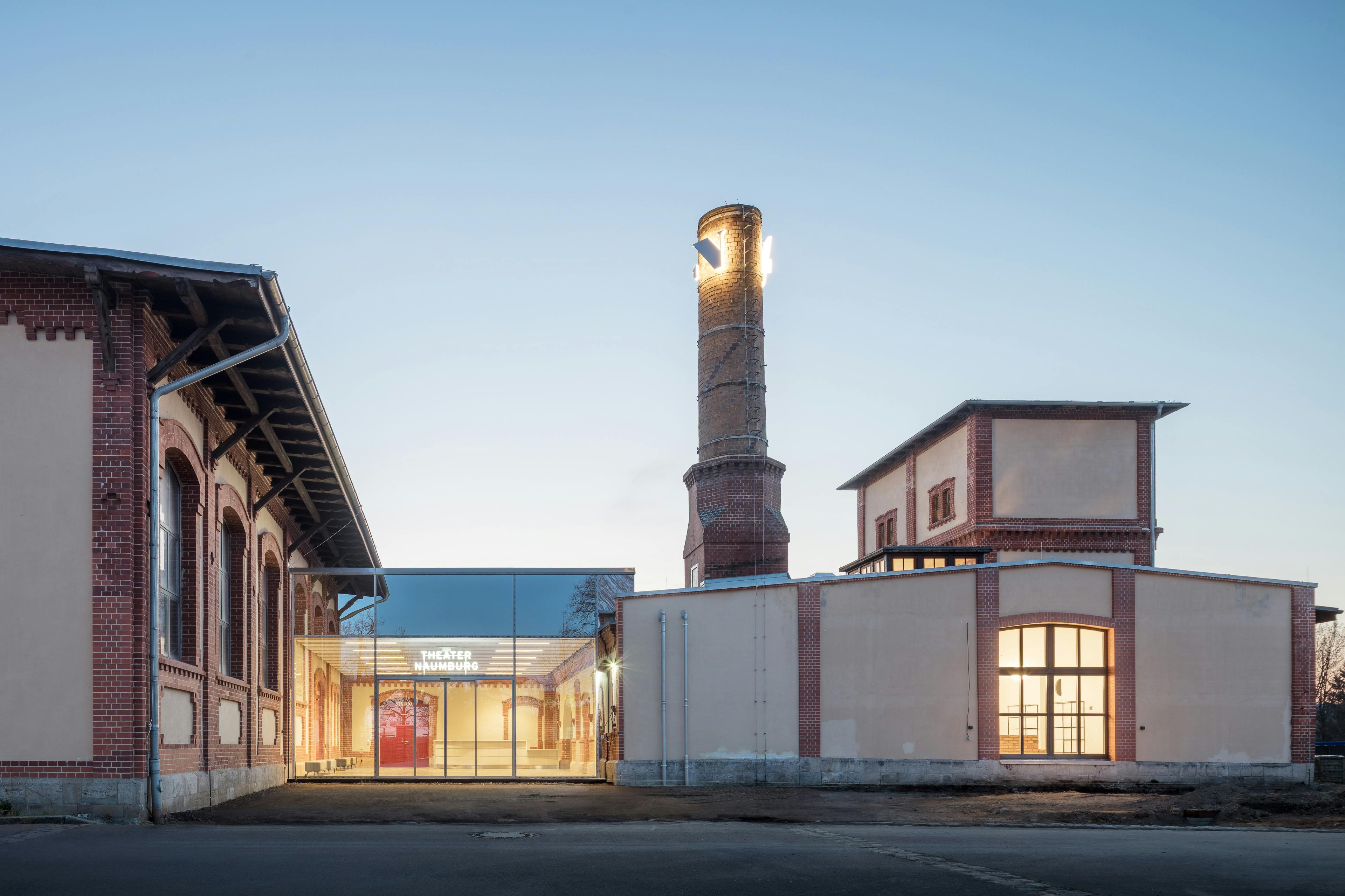 Das Foyer in der Nacht als leuchtender Schaukasten