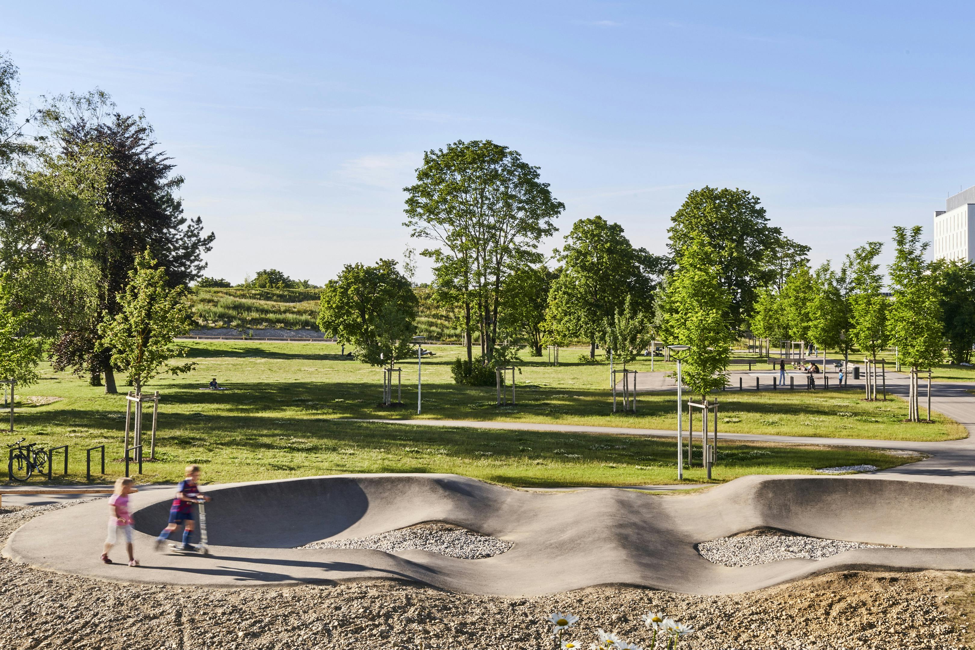 Asphaltierter Pumptrack für Inliner- und SkateboardfahrerInnen