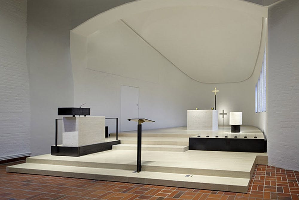 Einbau der zu liturgischen Orten zonierten Altarlandschaft in den historischen Kirchraum