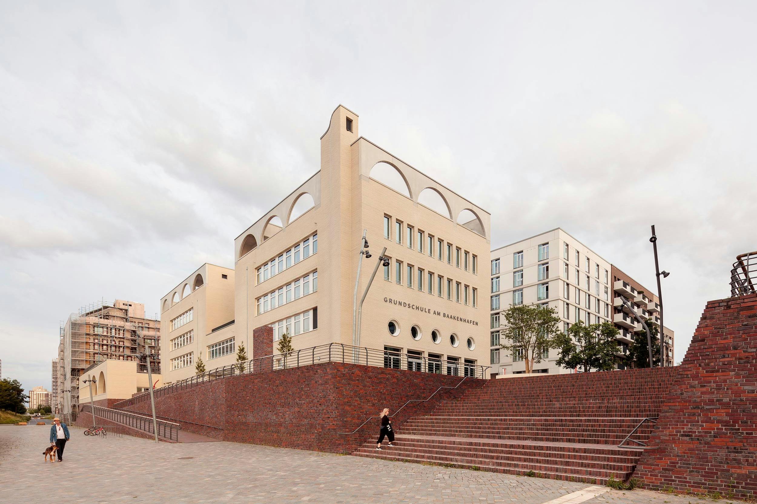 Präsente Lage am Lola-Rogge-Platz