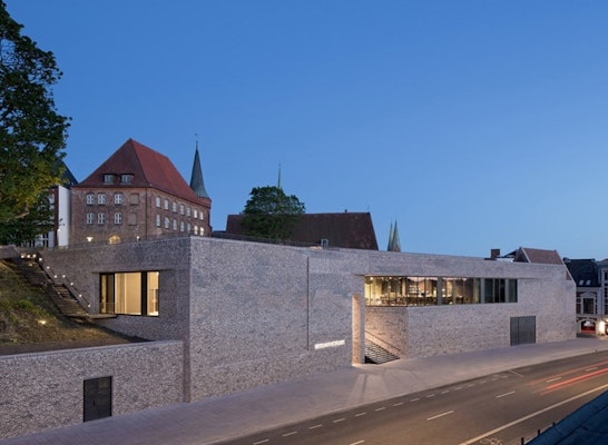 Museumsareal mit Neubau und Baudenkmal Lübecker Burgkloster