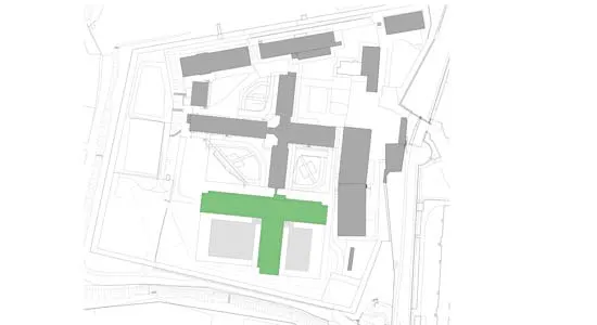 Der zweigeschossige, T-förmige Neubau bietet Raum für insgesamt 150 Haftplätze. In seiner räumlichen Anordnung und Ausrichtung bezieht sich der Baukörper auf das bestehende Hafthaus. Die Lage des von Norden nach Süden verlaufenden Neubauflügels auf einer gemeinsamen Achse unterstreicht die klare Struktur der bestehenden Anlage und führt deren städtebauliche Grundstruktur konsequent weiter.