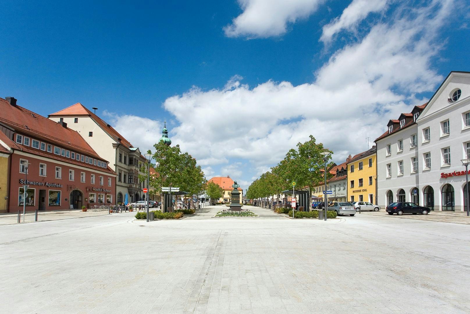 Einmalige Gewerberäumlichkeit am Marktplatz in Tirschenreuth outlets