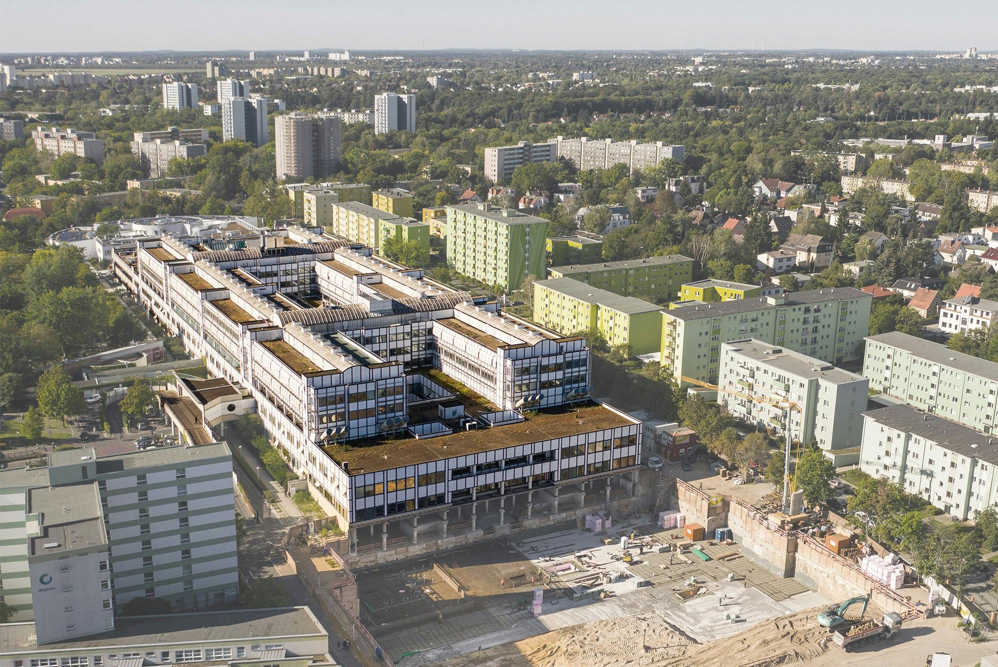 Hauptgebäude (Haus 30) des Klinikum Neukölln. Im Vordergrund die Baugrube des Neubaus "Nordkopf".